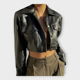 Rövid bőrkabát zsebekkel