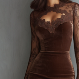 Gioia - Mini Ruha Bársonyból Kulcsnyakú Vintage Stílusban Csipkés Barna Ujjakkal