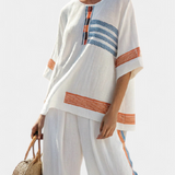 Fehér etnikai Daisy szett kék és narancssárga részletekkel – egyedi és élénk stílus