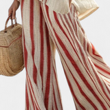 Lenyűgöző, piros csíkos, természetes textúrájú, két részes Daisy öltöny